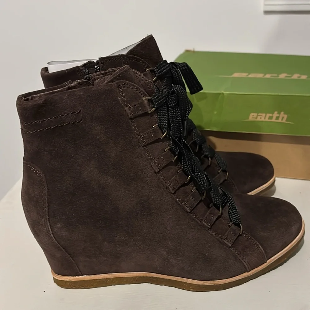 Earth Kalmar Women's‎ Charcoal Suede Wedge Ankle Boots Size 9 NWB